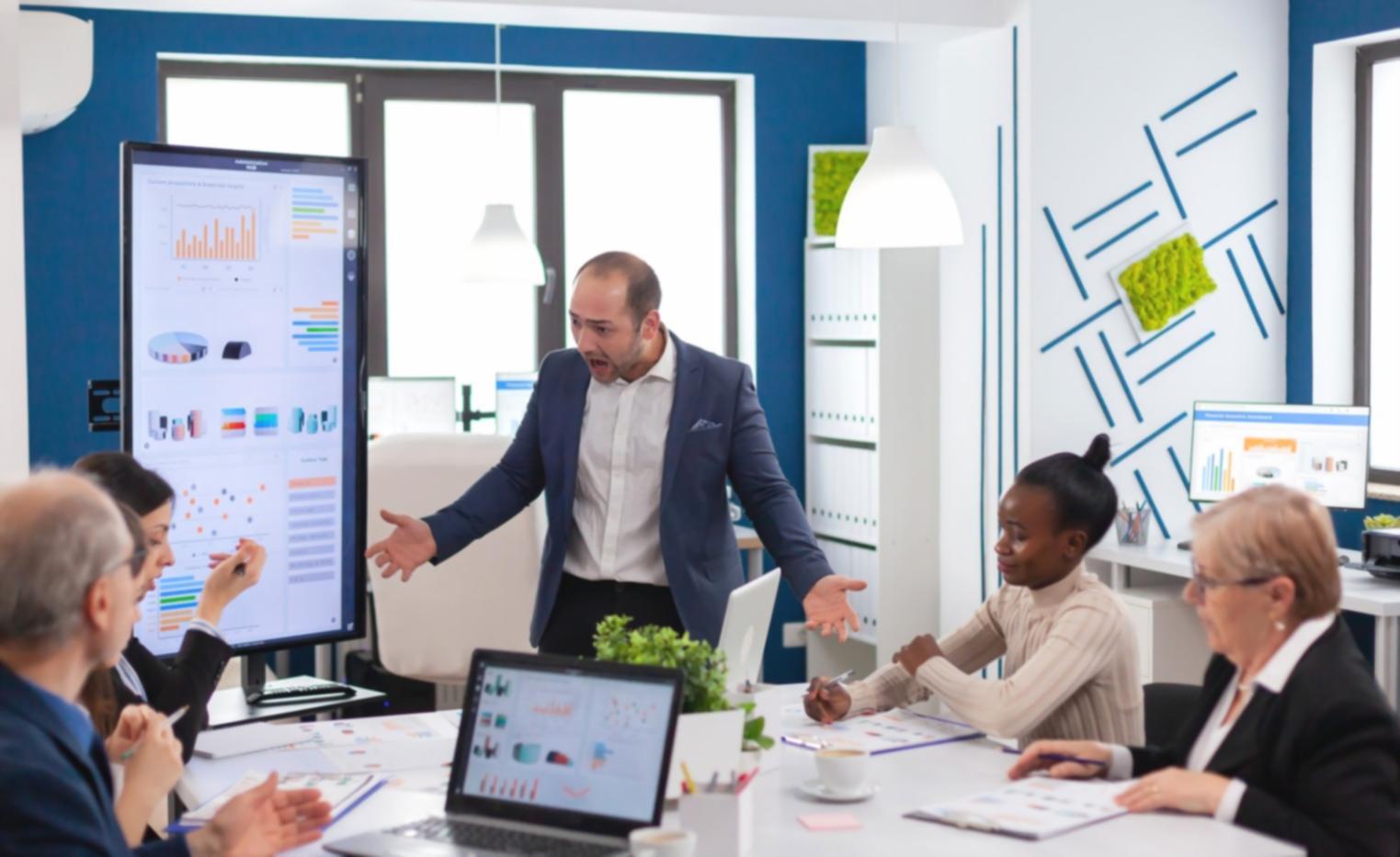 Studierende bei der Projektarbeit an Finanzmodellen