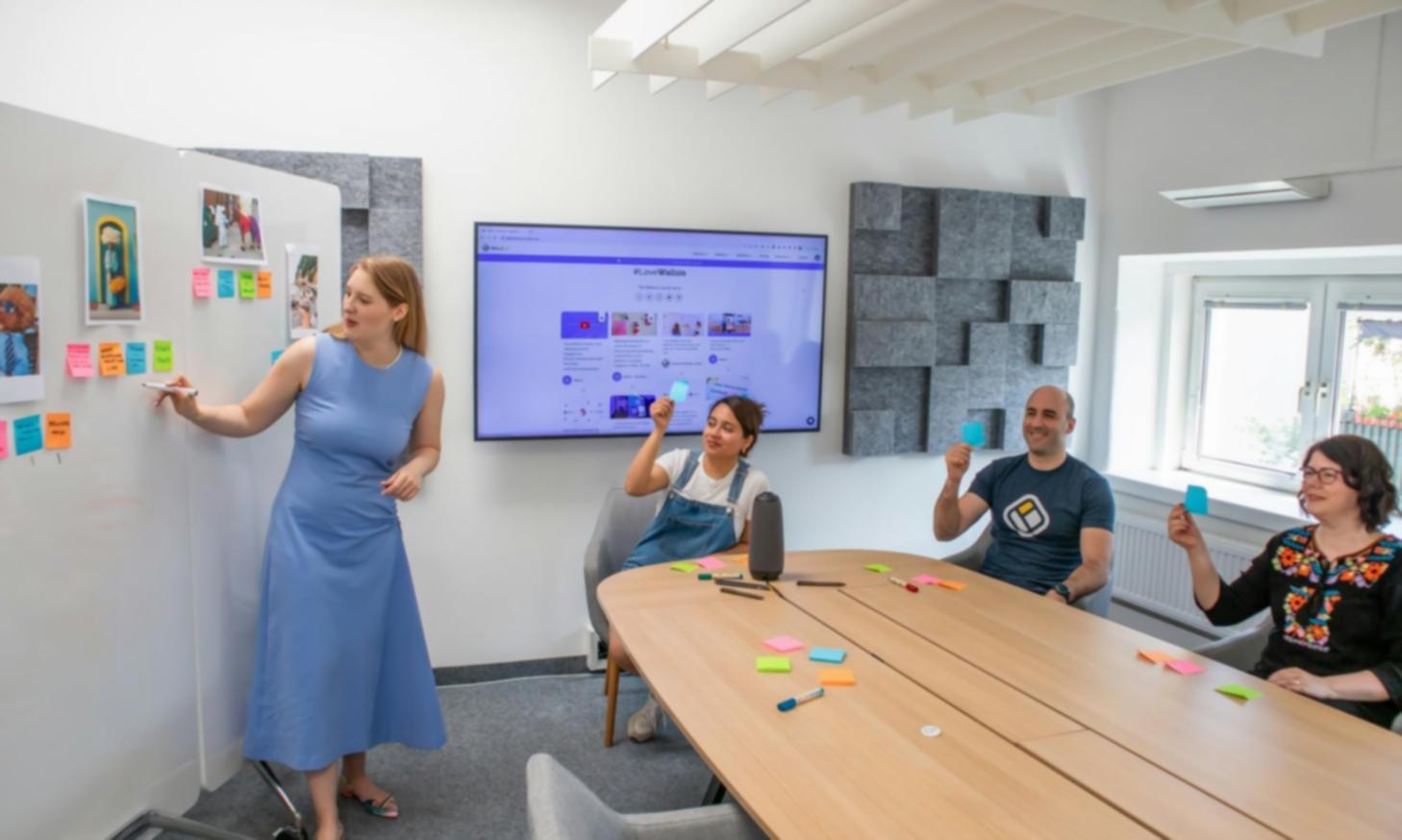 Arbeitsplatz mit Computer und Notizen für Online-Business-Planung