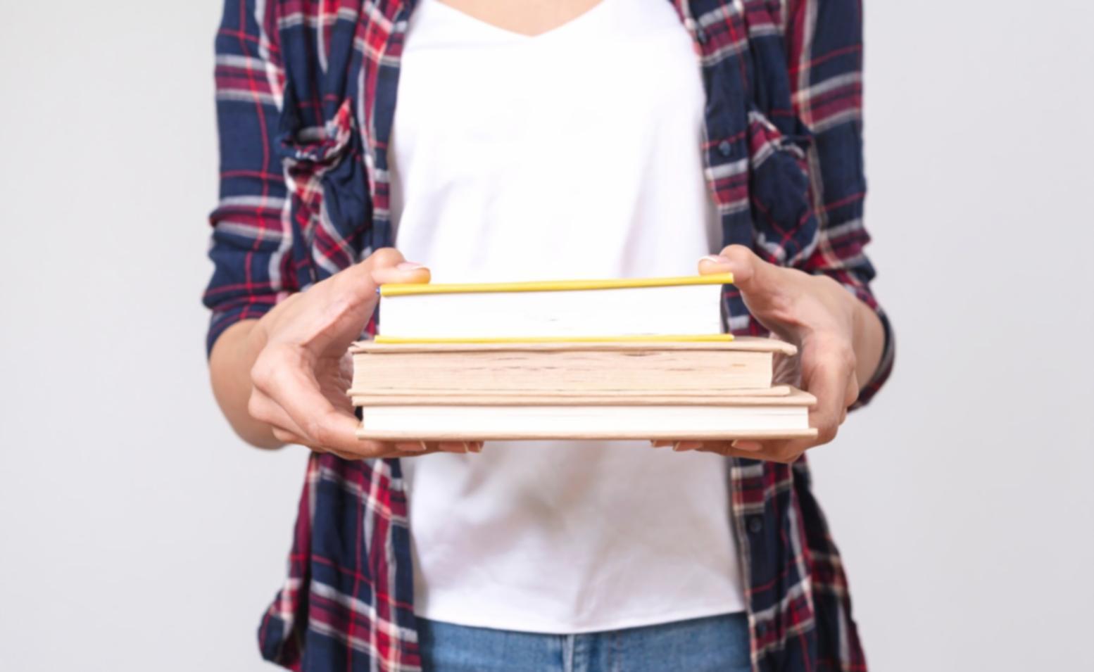 Fokussiertes Arbeiten am Schreibtisch mit strukturierter Planung